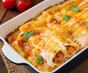 Smażę naleśniki i nadziewam je aromatycznym farszem. Ten wegetariański obiad sprawdza się zawsze 