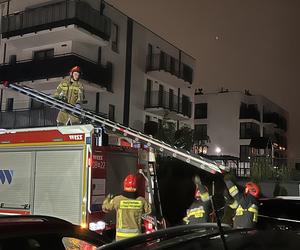 Ewakuacja mieszkańców. Blok otoczył kordon policji. „W jednym mieszkaniu słychać było strzały”