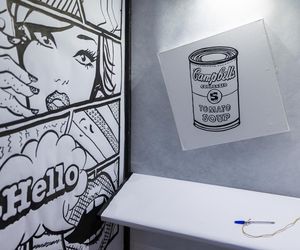 Czarno-biała kolorowanka w lokalu wyborczym w Czerwonaku