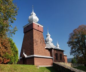 To niewielka wieś w Małopolsce. Słynie z niezwykle pięknej łemkowskiej cerkwi 