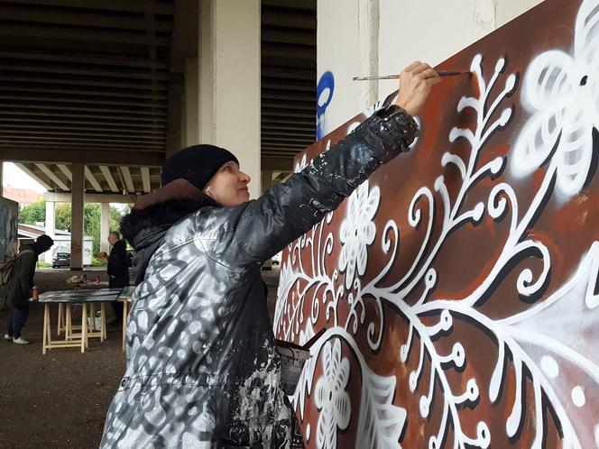 Las filarów, a między nimi sztuka. Kolejni artyści w galerii street artu w Lesznie