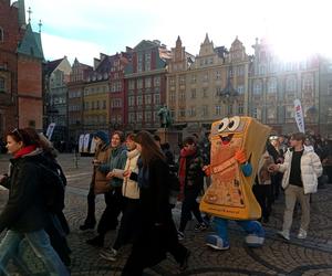 Maturzyści zawładnęli rynkiem we Wrocławiu. Po raz 23. zatańczyli Poloneza dla Fredry