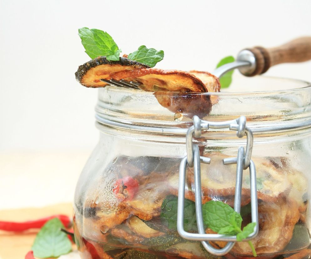 Rewelacyjna cukinia z chili i czosnkiem: przepis na wyrazistą cukinię marynowaną
