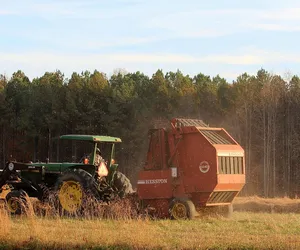 37-letni rolnik zmasakrowany przez maszynę do belowania słomy. Wystawały nogi
