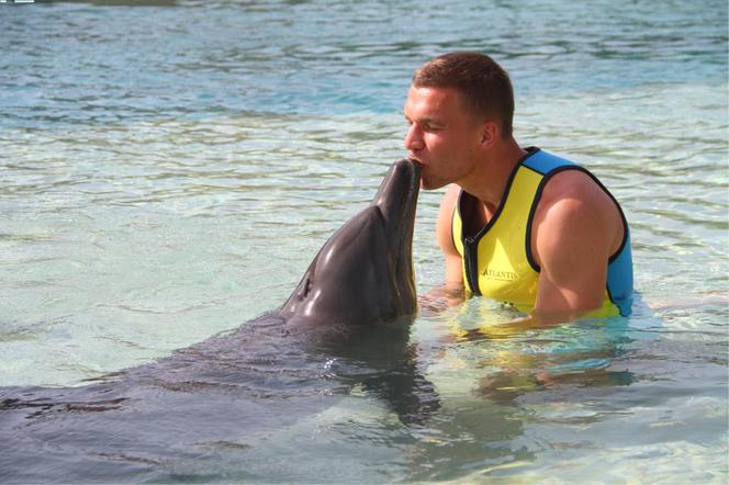 Lukas Podolski całuje się z delfinem