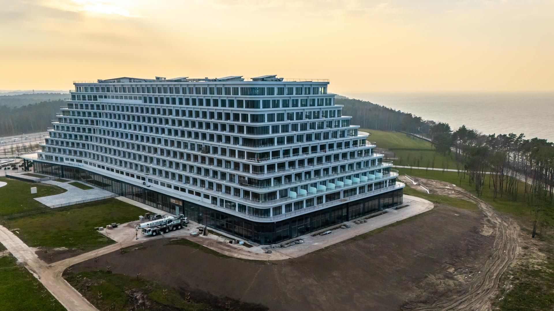 Hotel Gołębiewski w Pobierowie przypomina z daleka ogromny okręt pasażerski