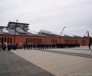 Dolnośląska policja przyjęła aż 37 nowych funkcjonariuszy. Zobacz zdjęcia i nagranie ze ślubowania