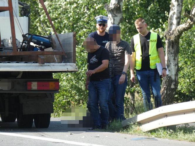 Wymusił pierwszeństwo przed motocyklistą. 62-latek wpadł pod ciężarówkę. Zginął na miejscu