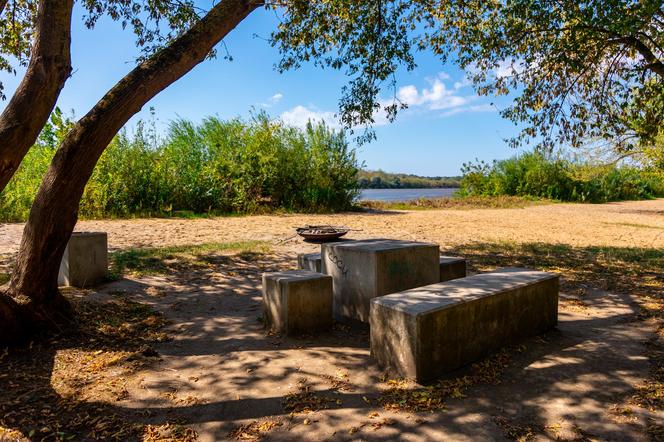 Plaża przy Moście Północnym – stoliki w cieniu