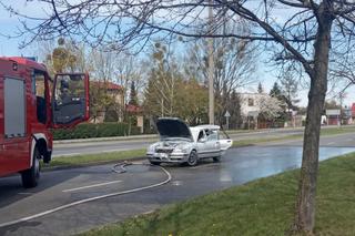 Chwile grozy w Radomiu. Policjanci wyciągnęli mężczyznę z płonącego auta! [ZDJĘCIA]