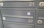Tajemnicza naklejka na skrzynce pocztowej. Co oznacza litera R? To ważna informacja