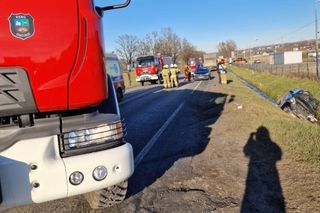 Osobówka zderzyła się z ciężarówką na drodze krajowej nr 75 w Gnojniku. Dwie osoby trafiły do szpitala