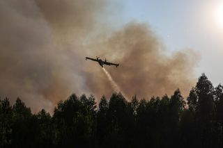 Groza w Portugalii! Tornado ognia i trąba z pyłów