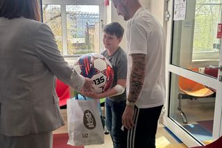 Zawodnicy ŁKS-u odwiedzili małych pacjentów łódzkiego szpitala. Wręczyli im świąteczne prezenty