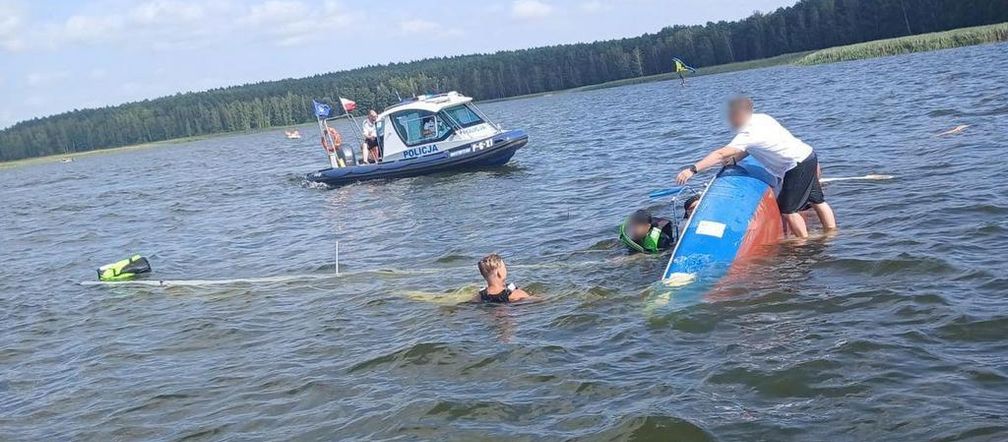 Chciał przepłynąć Wisłę wpław. Kiedy policjanci kazali mu wyjść z wody, przyspieszył. Potem zaczął się topić
