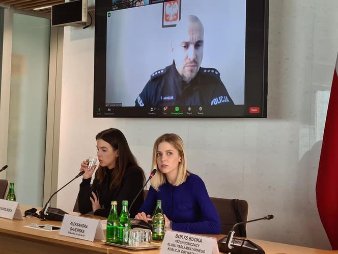 Aleksandra Gajewska i Noemi słuchają rzecznika policji Sylwestra Marczaka