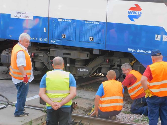 Autobus miejski zderzył się z pociągiem WKD. Ranni pasażerowie przewiezieni do szpitala