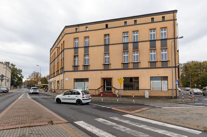 Ciało Adama znaleźli w mieszkaniu w Śremie. Obok była jego córeczka.