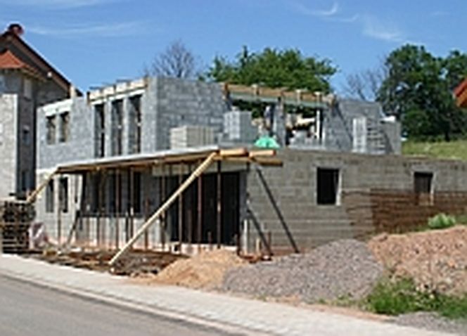 Umowy budowlane, czyli co z kim podpisywać w trakcie budowy domu