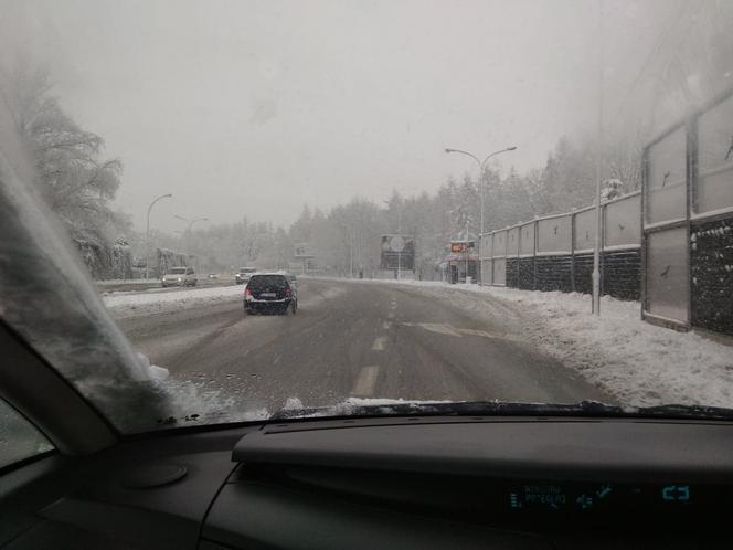 FATALNE warunki na drogach Rzeszowa. Śnieżny ARMAGEDON! [ZDJĘCIA]