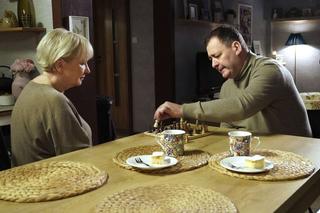 Barwy szczęścia, odc. 2677. Basia (Sławomira Łozińska), Artur Chowański (Jacek Rozenek)