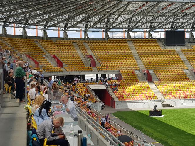 Kongres Świadków Jehowy w Białymstoku. Na stadionie miejskim tysiące uczestników [ZDJĘCIA]