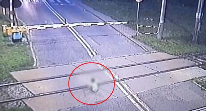 Mikołów: Policjanci w ostatniej chwili uratowali 6-latka. Chłopiec bawił się na torach 