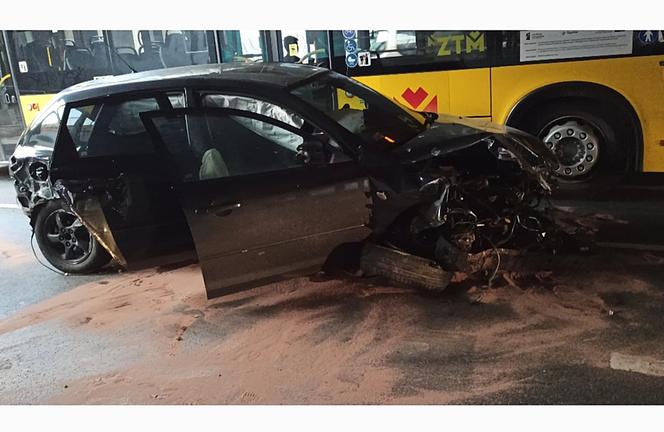 Wypadek w Katowicach. Kierowca zostawił auto i uciekł