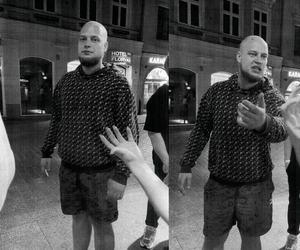 W centrum Krakowa zrobił kobiecie coś strasznego. Policja szuka mężczyzny ze zdjęć