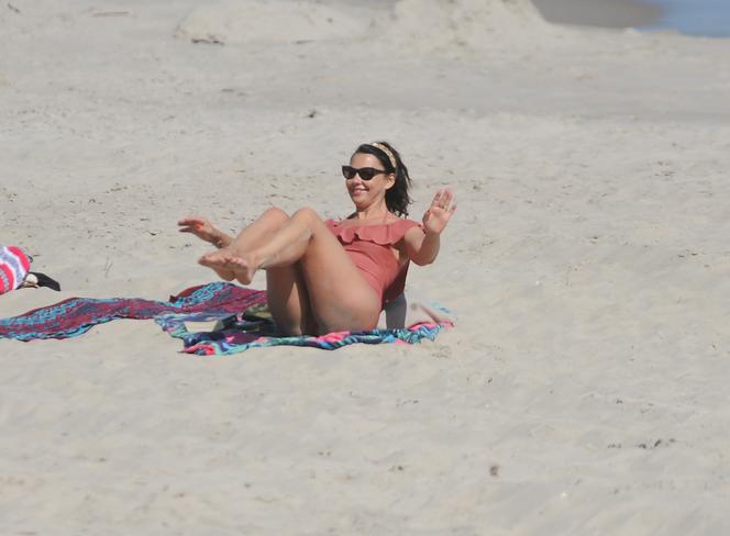 Anna Popek. Pręży piersi na plaży