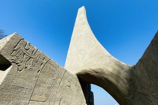 Tu aż kipi od odniesień do historii, nawiązań do średniowiecza i ideologii Ziem Odzyskanych. To ważne miejsce dla Polski