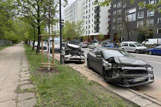 Totalna masakra na Pradze-Południe. Sześć rozbitych pojazdów na poboczu 	