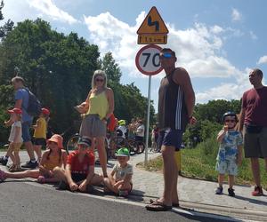 W Henrykowie koło Leszna kibice czekają na kolarzy 80. Tour de Pologne 