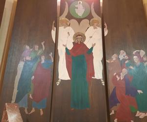 Środkowa część tryptyku w prezbiterium kościoła w Sarbinowie, autorstwa Zdzisława Mleczaka. Tu artysta nawiązał do wizerunku Matki Bożej Częstochowskiej