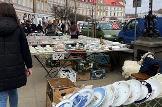 Oglądają, a nie kupują. Z tym jest coraz gorzej. Handlarz z giełdy staroci mówi jak jest