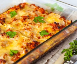 Zapiekanka obiadowa z mięsem mielonym. Zrobisz ją w 15 minut z kilku składników 