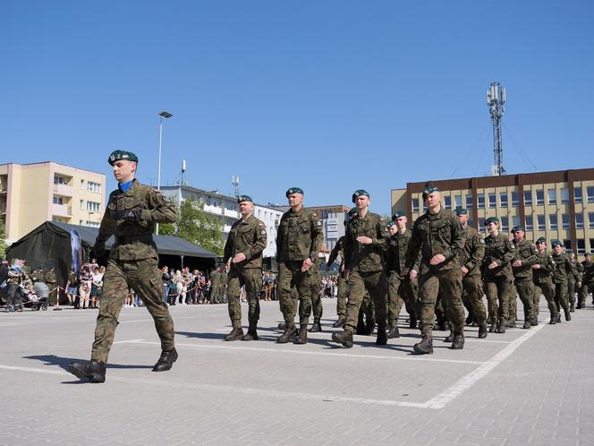 Ponad stu żołnierzy na Placu Solidarności w Olsztynie. Złożyli uroczystą przysięgę [ZDJĘCIA]