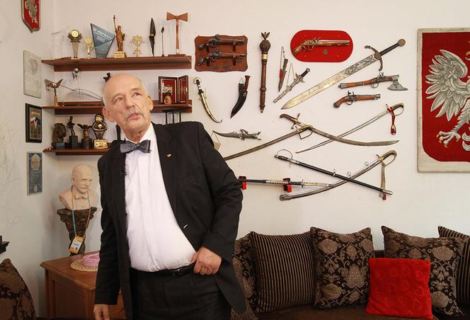 Korwin-Mikke z maczetą przy dzieciach. W tle Hitler i zmiana czasu