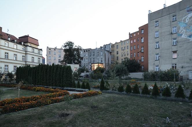 Wejście od podwórza. Nietypowe mieszkanie we Wrocławiu