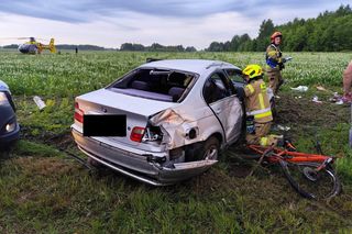 BMW wypadło z drogi i wjechało w grupę nastolatków! Dwóch z nich walczy o życie [ZDJĘCIA]