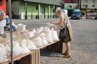 Co ludzie kupują na targowiskach miejskich.
