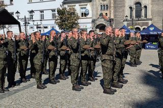 Przysięga wojskowa na rynku w Tarnowskich Górach. Wydarzeniu towarzyszył piknik militarny