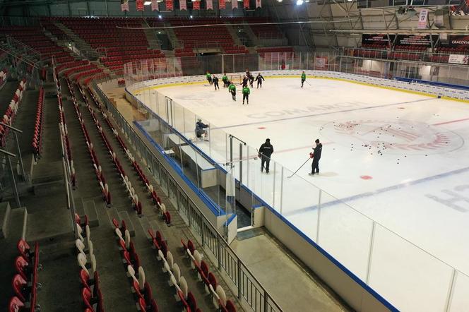 Lodowisko przy Siedleckiego już po remoncie. Nowe bandy, boksy i bramki 