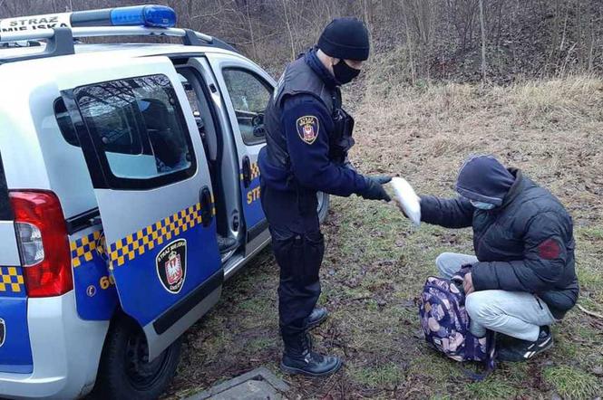 Strażnicy miejscy pomagają bezdomnym 