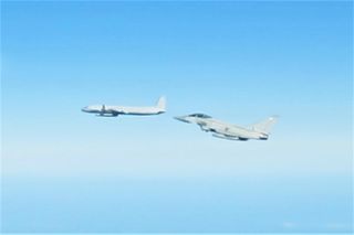 Samolot szpiegowski Ił-20M i brytyjski Eurofighter Typhoon