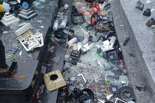 Demolka na cmentarzu. 23-latek zniszczył znicze i wiązanki leżące na grobach