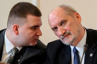 Bartłomiej Misiewicz i  Antoni Macierewicz