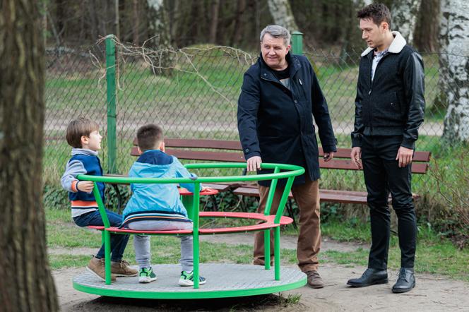 Na Wspólnej odc. 3490. Marek Zimiński (Grzegorz Gzyl), Błażej (Jakub Świderski), Mareczek, Szymek