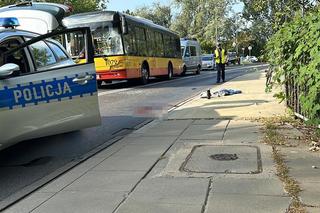 Czołowe zderzenie autobusu miejskiego z rowerzystą w Warszawie. Niedawno zginęły tam trzy osoby