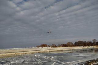   Na Zalewie Wiślanym oderwała się kra. Utknęli na niej wędkarze